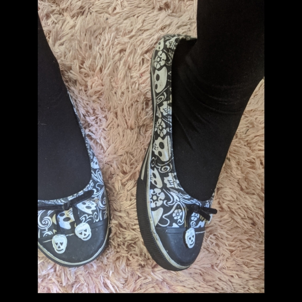 Skull black & white slip on flats